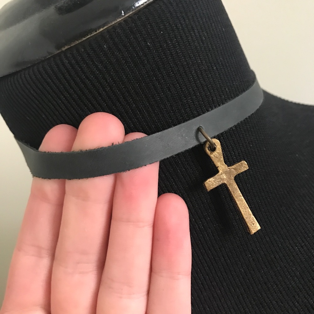 Cross pendant choker